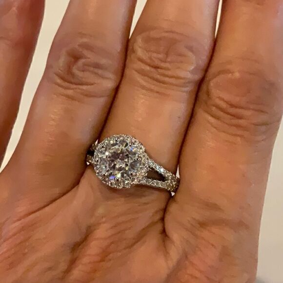Gorgeous Sterling Silver Halo Ring - Picture 4 of 4